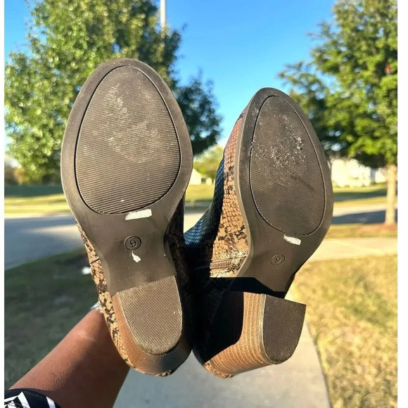 LANE BRYANT Snake Print Dream Cloud Zip Ankle Bootie Size 9 - Picture 8 of 10